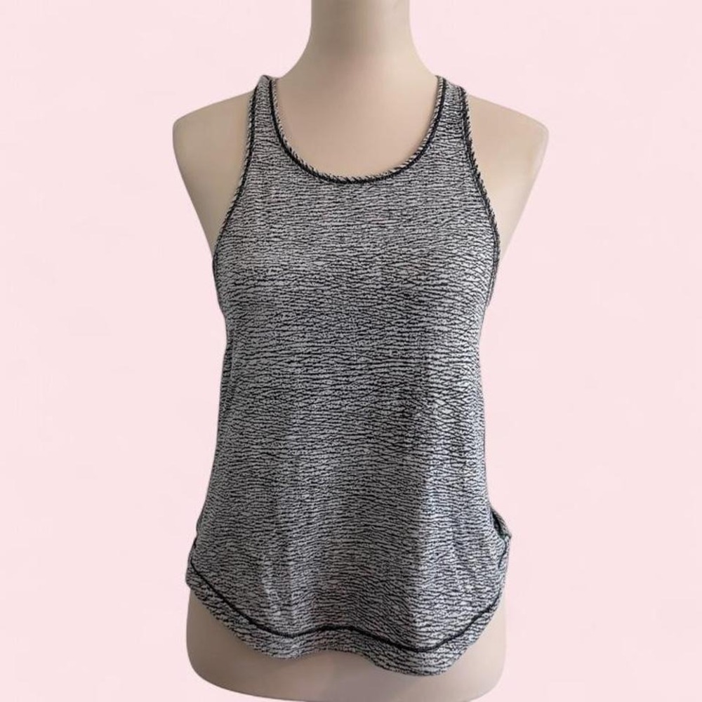 Lululemon workout top in black and white print, size 6